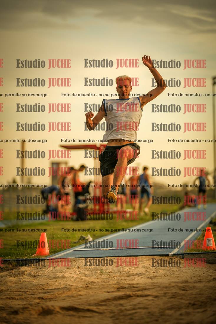 Fotos del salto en largo de varones