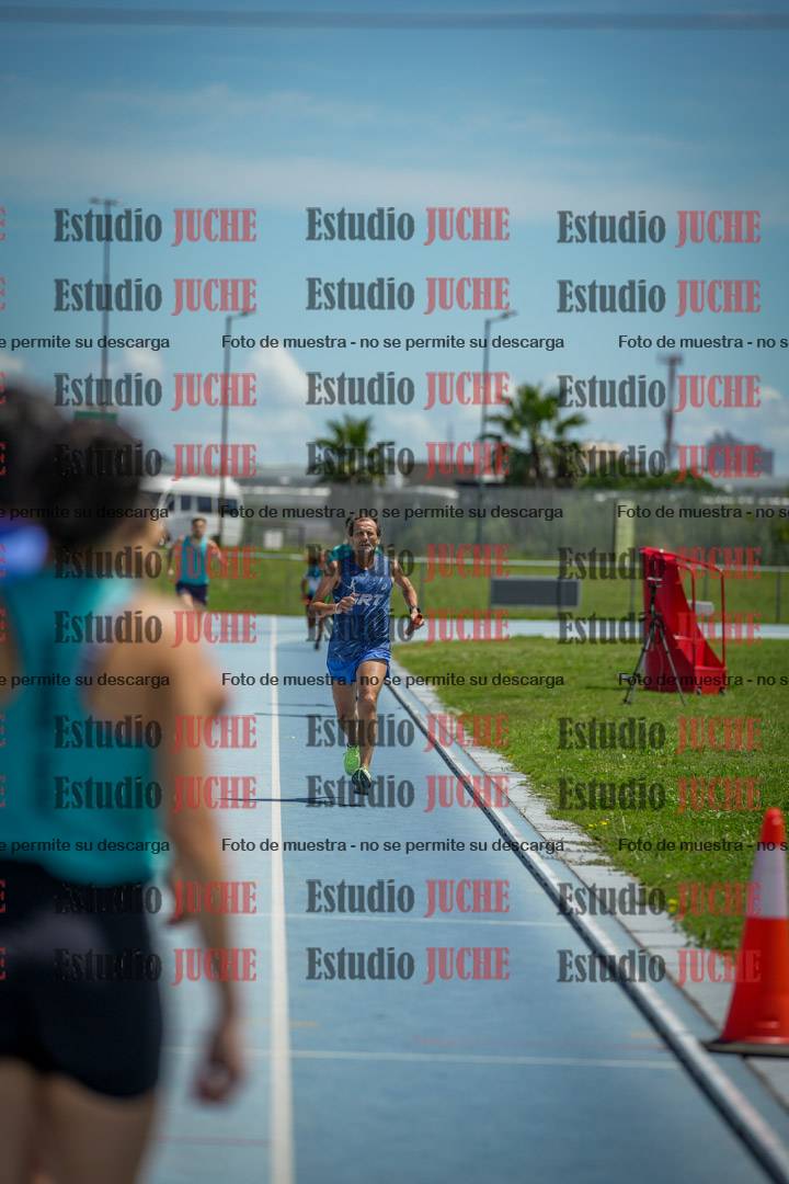 Fotos durante el transcurso de los relevos 20' para running teams - serie 1