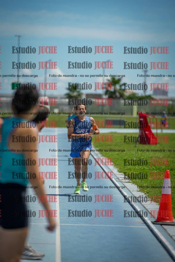 Fotos durante el transcurso de los relevos 20' para running teams - serie 1