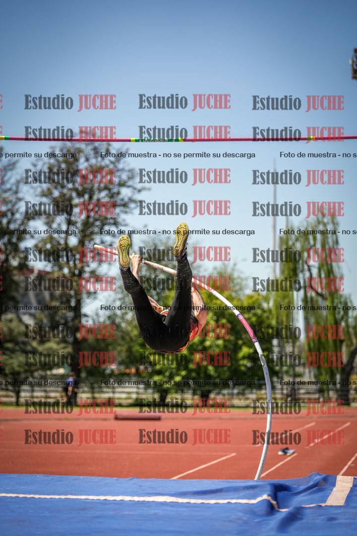 Fotos del salto con garrocha de mujeres y varones