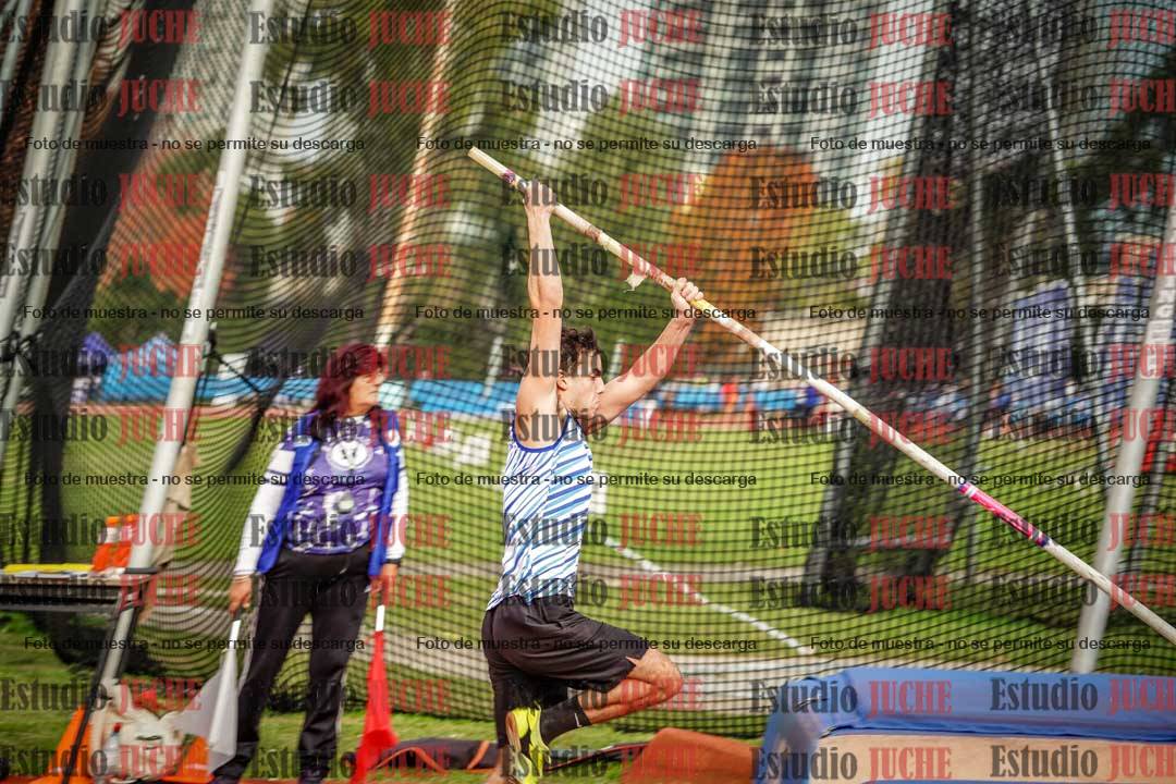 Fotos del salto con garrocha de varones