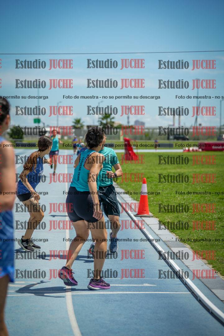 Fotos durante el transcurso de los relevos 20' para running teams - serie 1