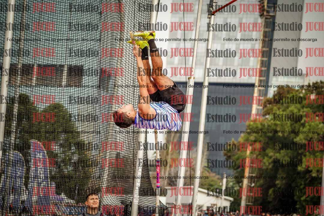 Fotos del salto con garrocha de varones
