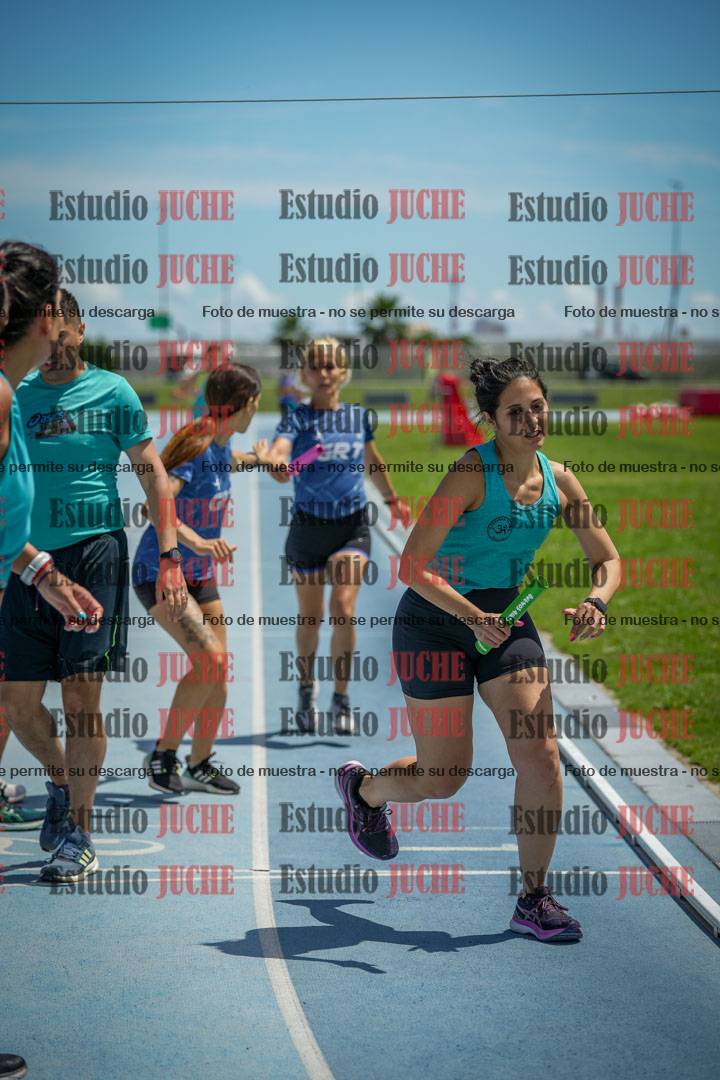 Fotos durante el transcurso de los relevos 20' para running teams - serie 1