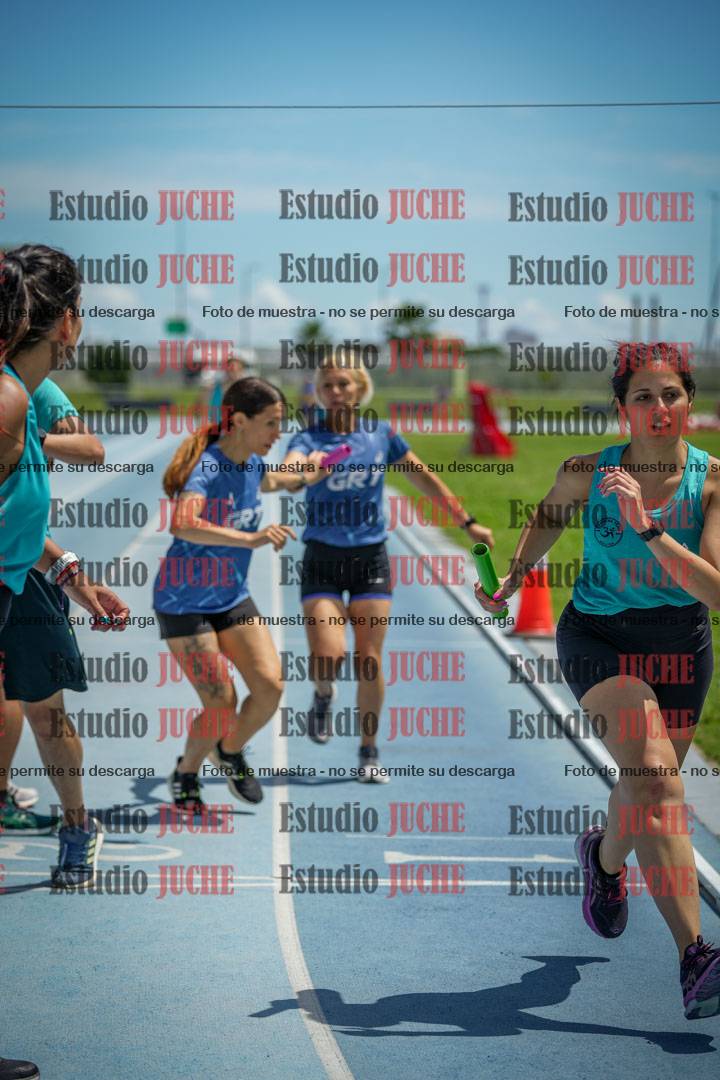 Fotos durante el transcurso de los relevos 20' para running teams - serie 1