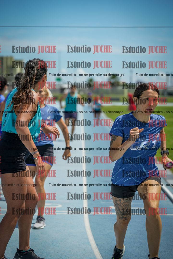 Fotos durante el transcurso de los relevos 20' para running teams - serie 1