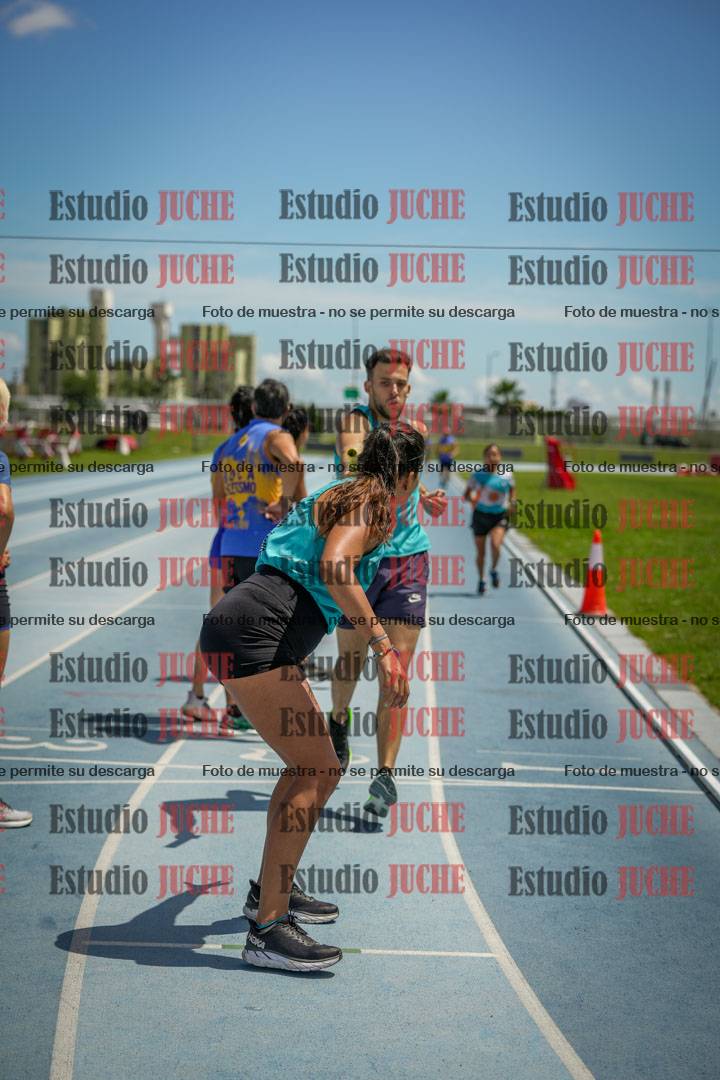 Fotos durante el transcurso de los relevos 20' para running teams - serie 1