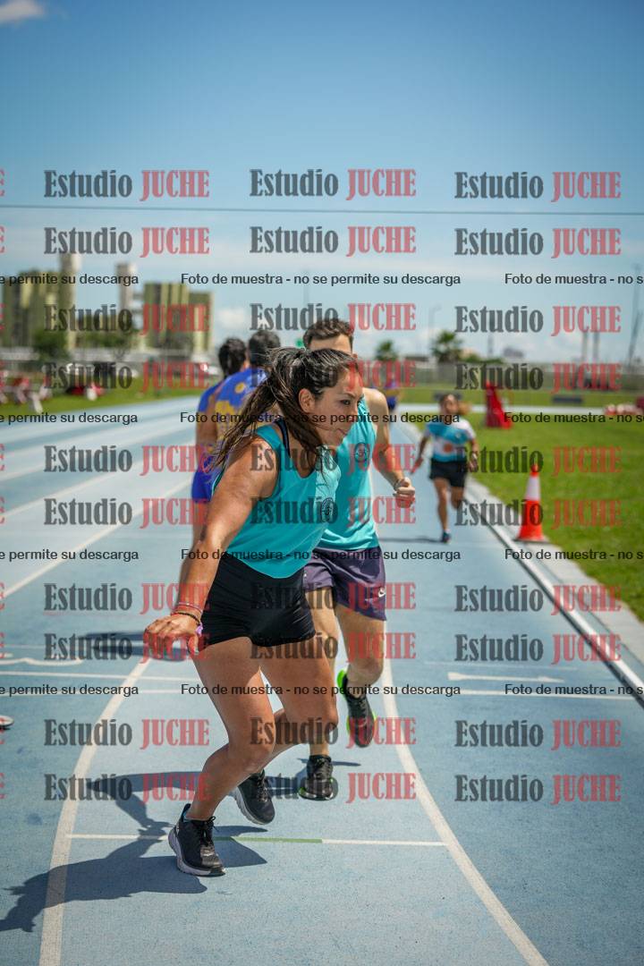 Fotos durante el transcurso de los relevos 20' para running teams - serie 1