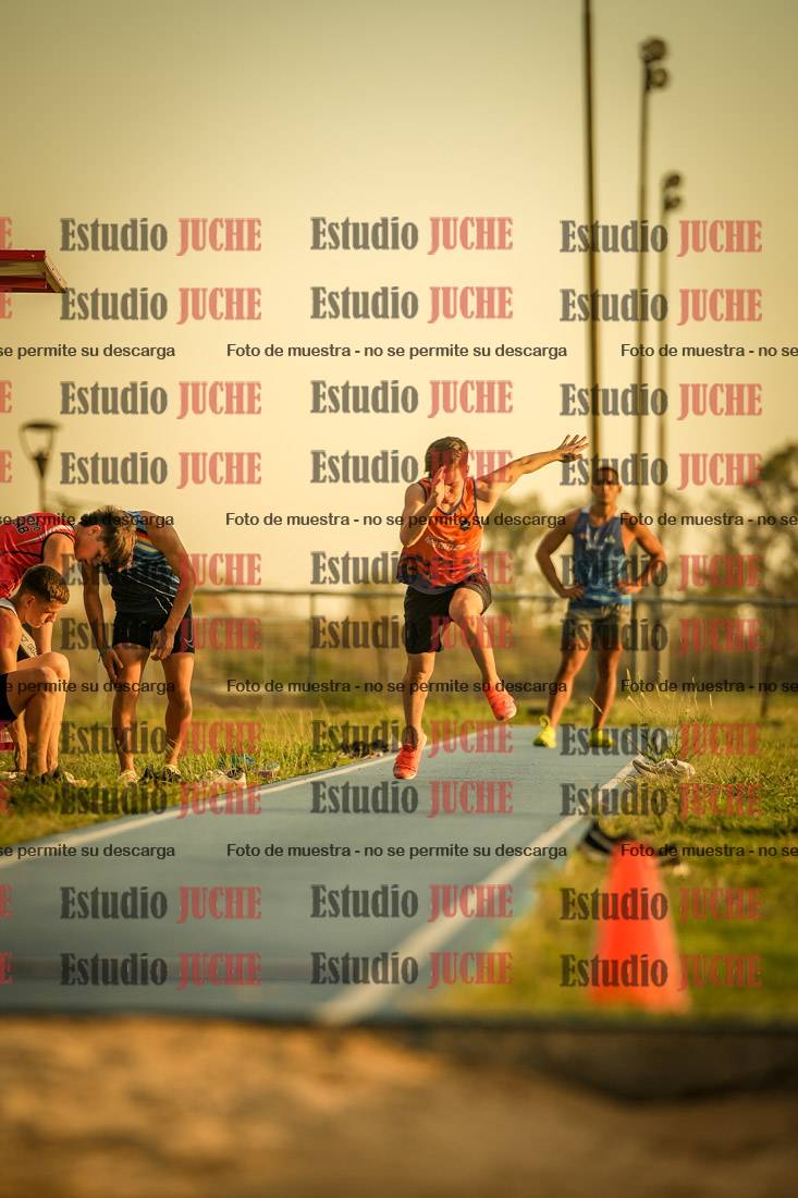 Fotos del salto en largo de varones