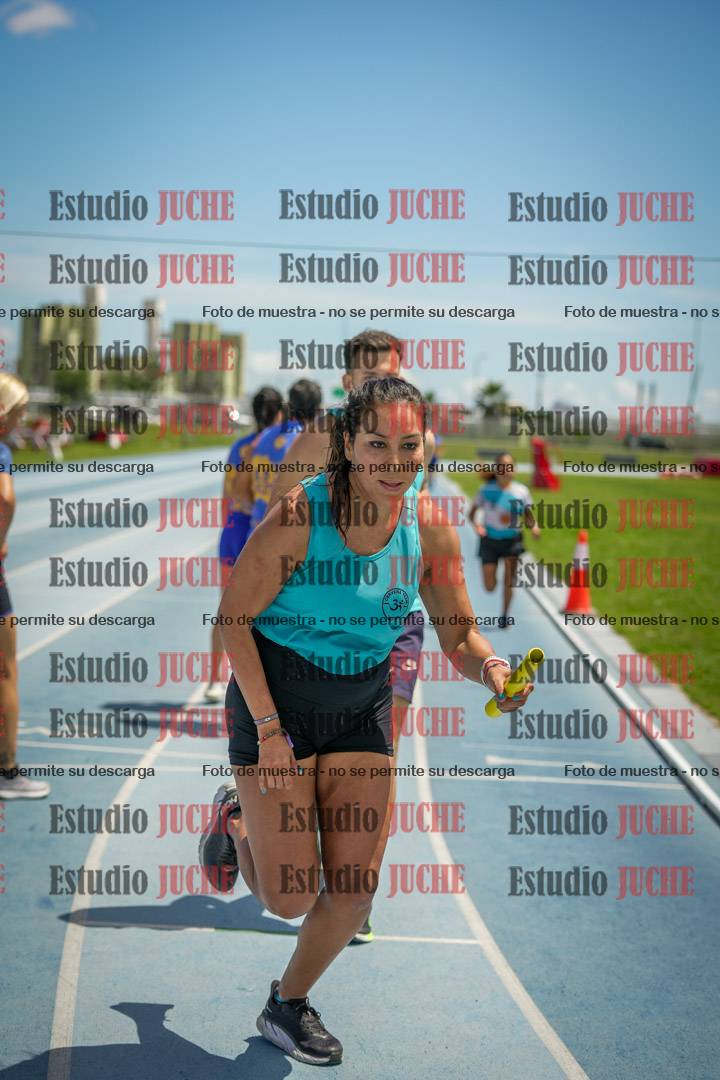 Fotos durante el transcurso de los relevos 20' para running teams - serie 1