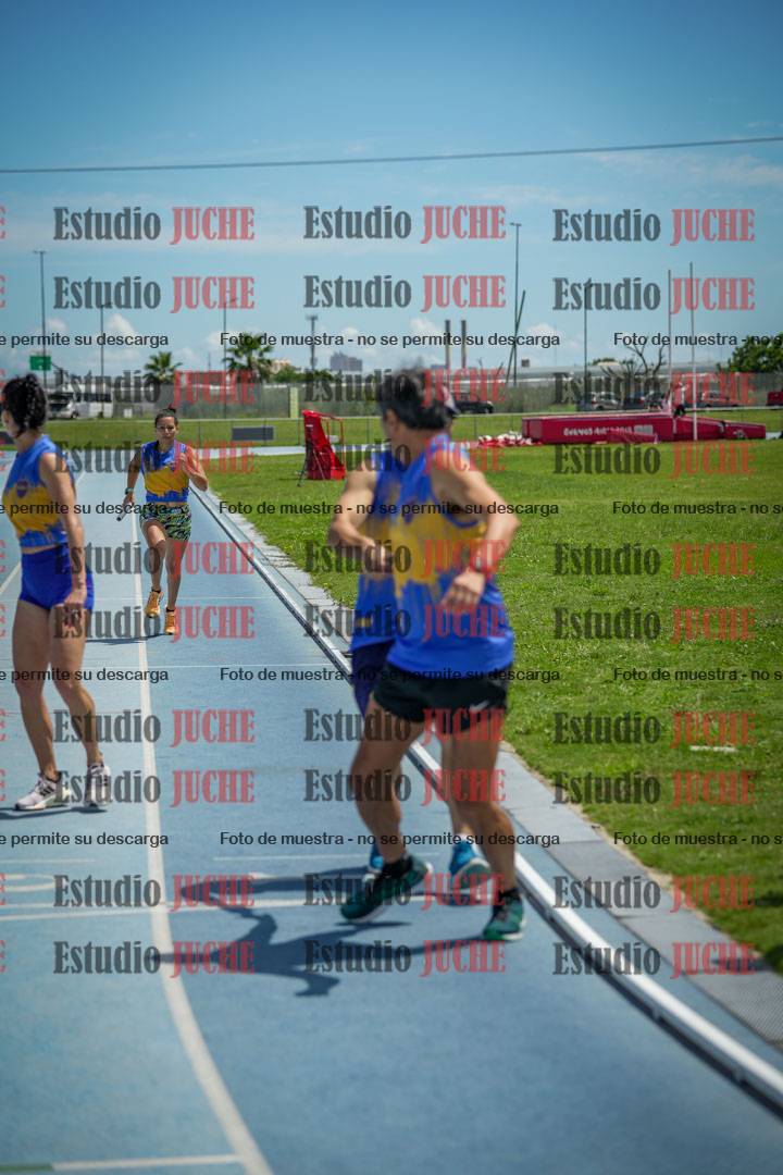 Fotos durante el transcurso de los relevos 20' para running teams - serie 1