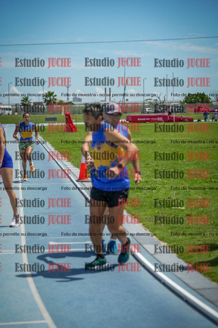 Fotos durante el transcurso de los relevos 20' para running teams - serie 1
