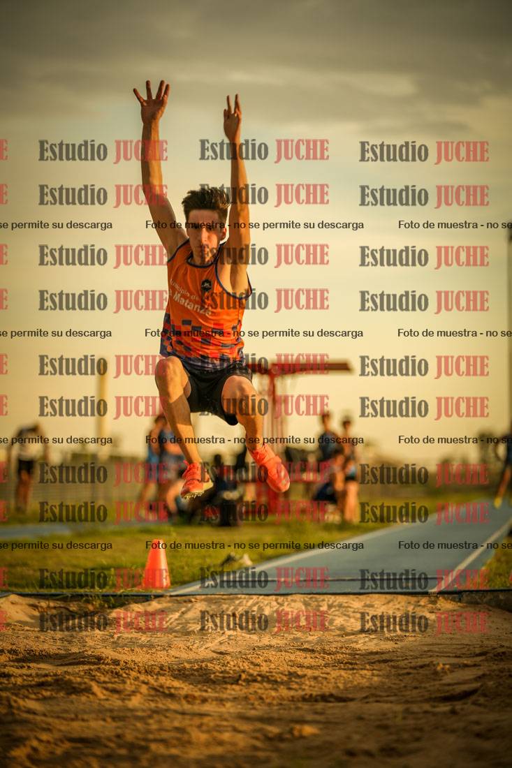Fotos del salto en largo de varones