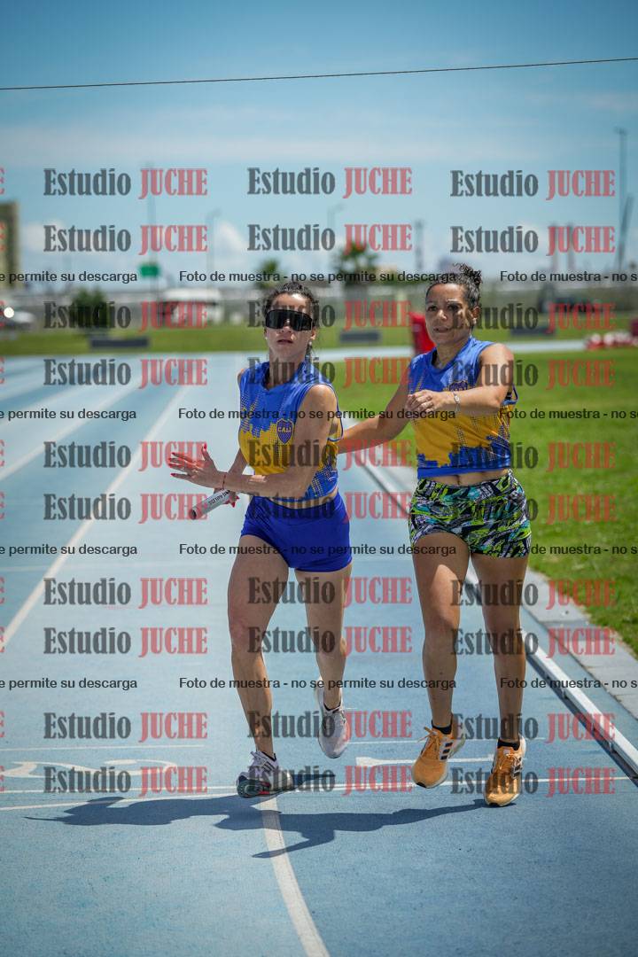 Fotos durante el transcurso de los relevos 20' para running teams - serie 1