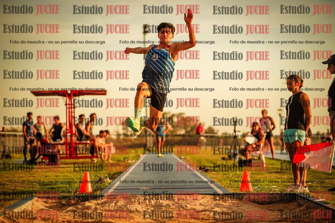 Fotos del salto en largo de varones