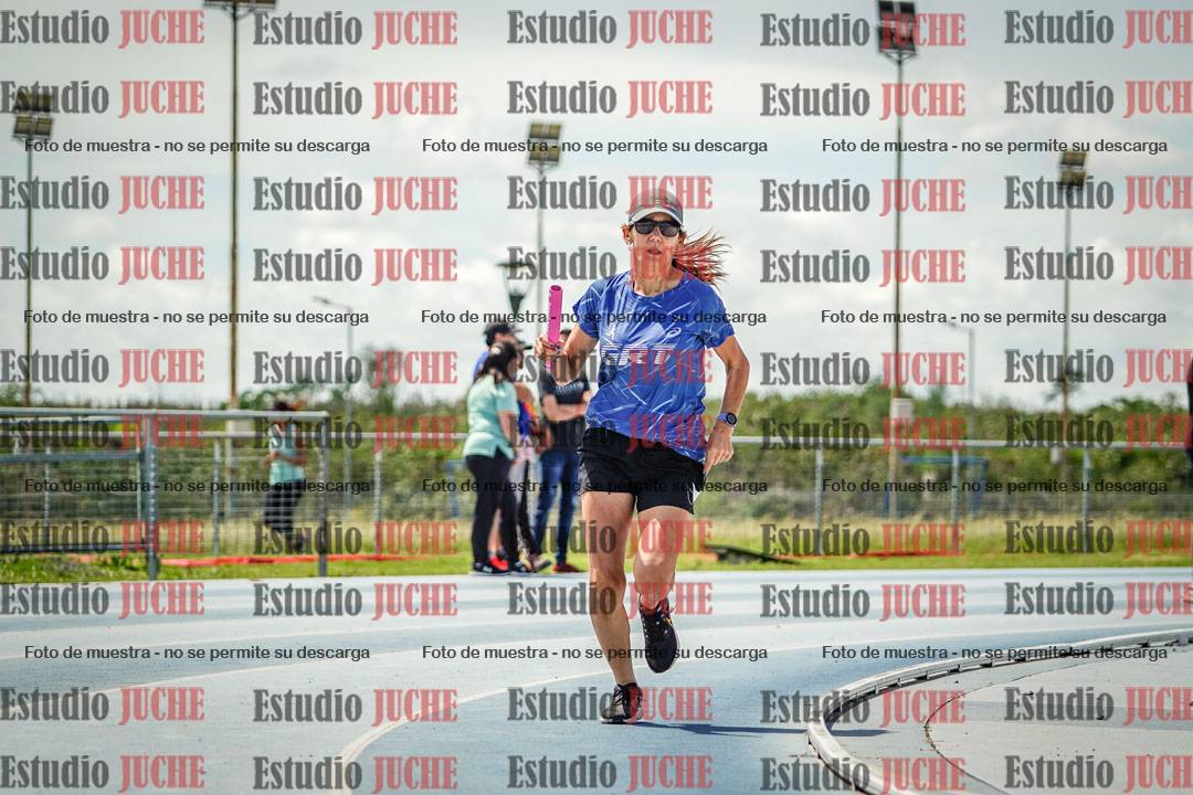 Fotos durante el transcurso de los relevos 20' para running teams - serie 1