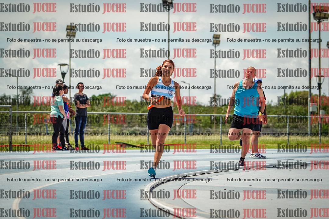 Fotos durante el transcurso de los relevos 20' para running teams - serie 1