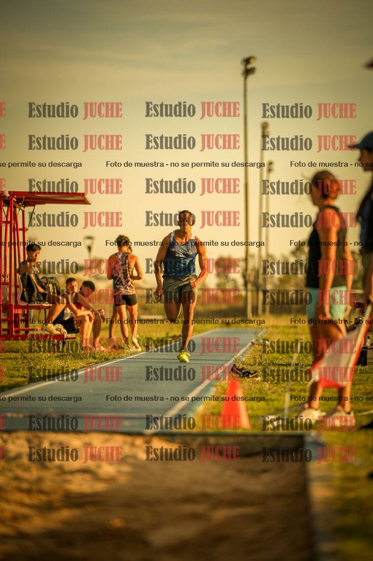 Fotos del salto en largo de varones