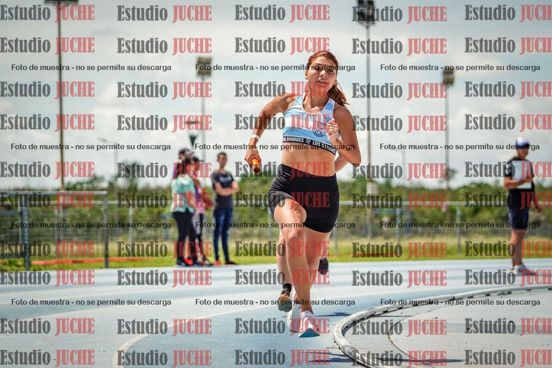 Fotos durante el transcurso de los relevos 20' para running teams - serie 1