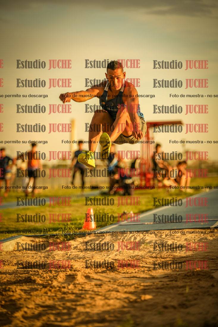 Fotos del salto en largo de varones