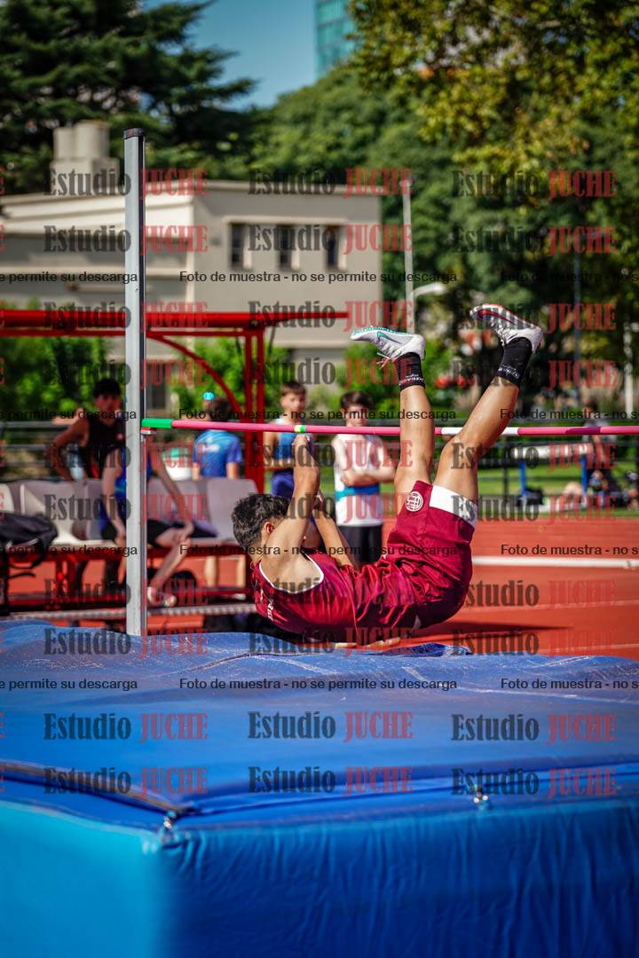 Fotos del salto en alto de mujeres y varones