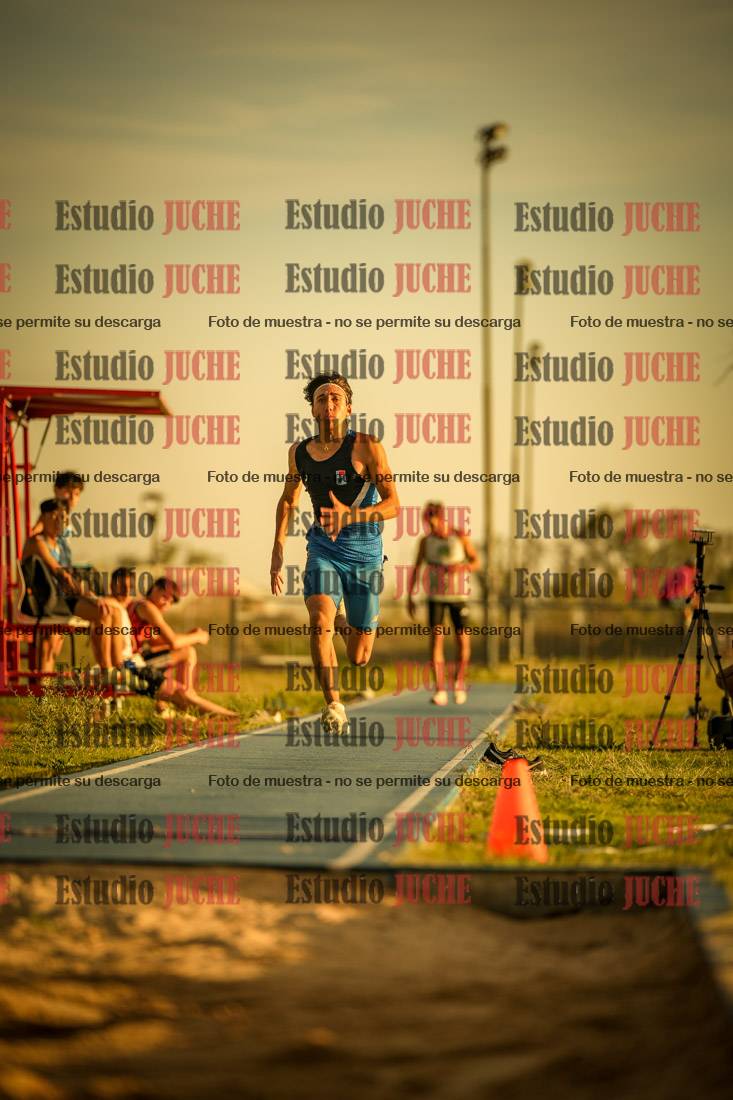 Fotos del salto en largo de varones