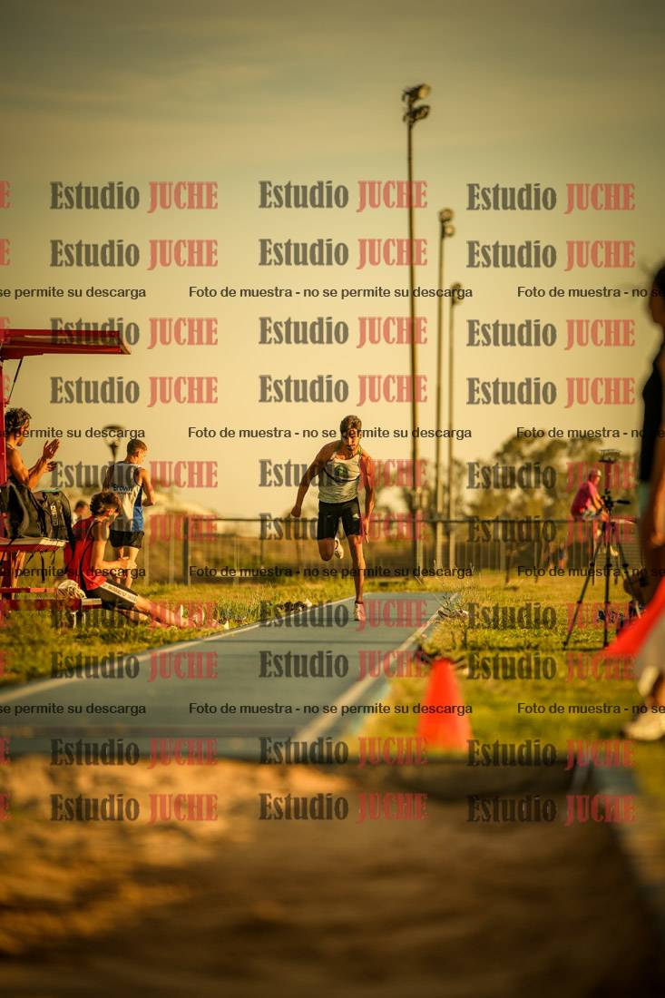 Fotos del salto en largo de varones
