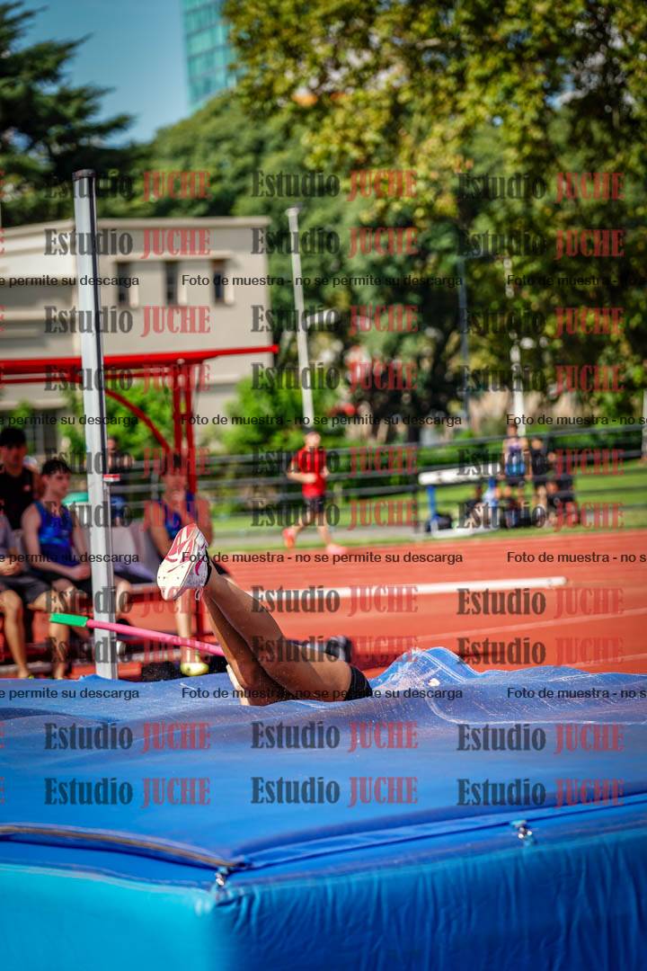 Fotos del salto en alto de mujeres y varones