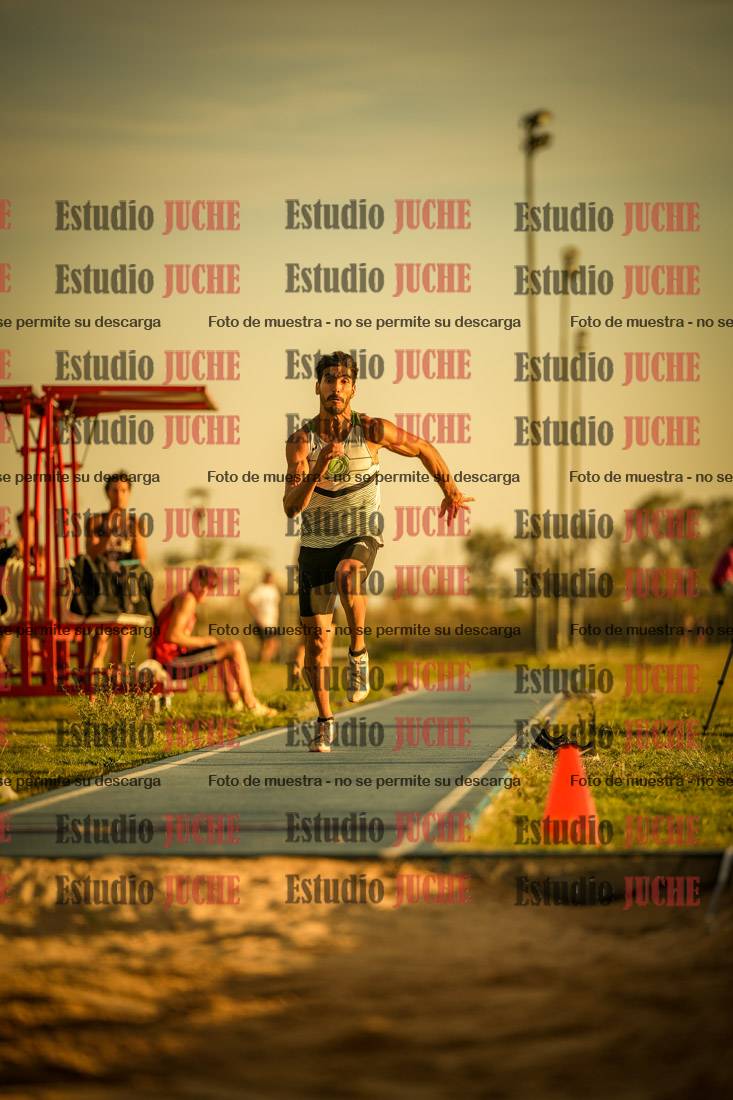 Fotos del salto en largo de varones