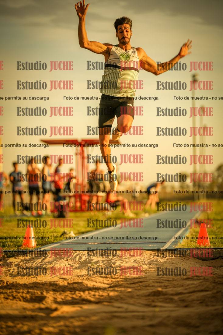 Fotos del salto en largo de varones