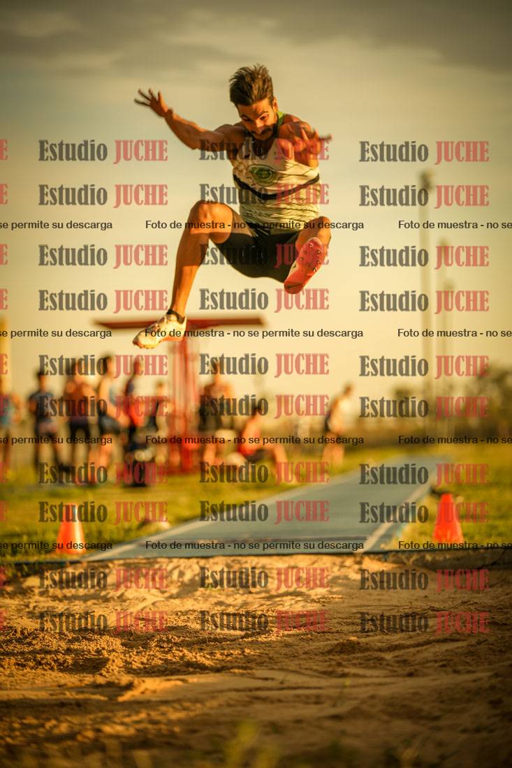 Fotos del salto en largo de varones