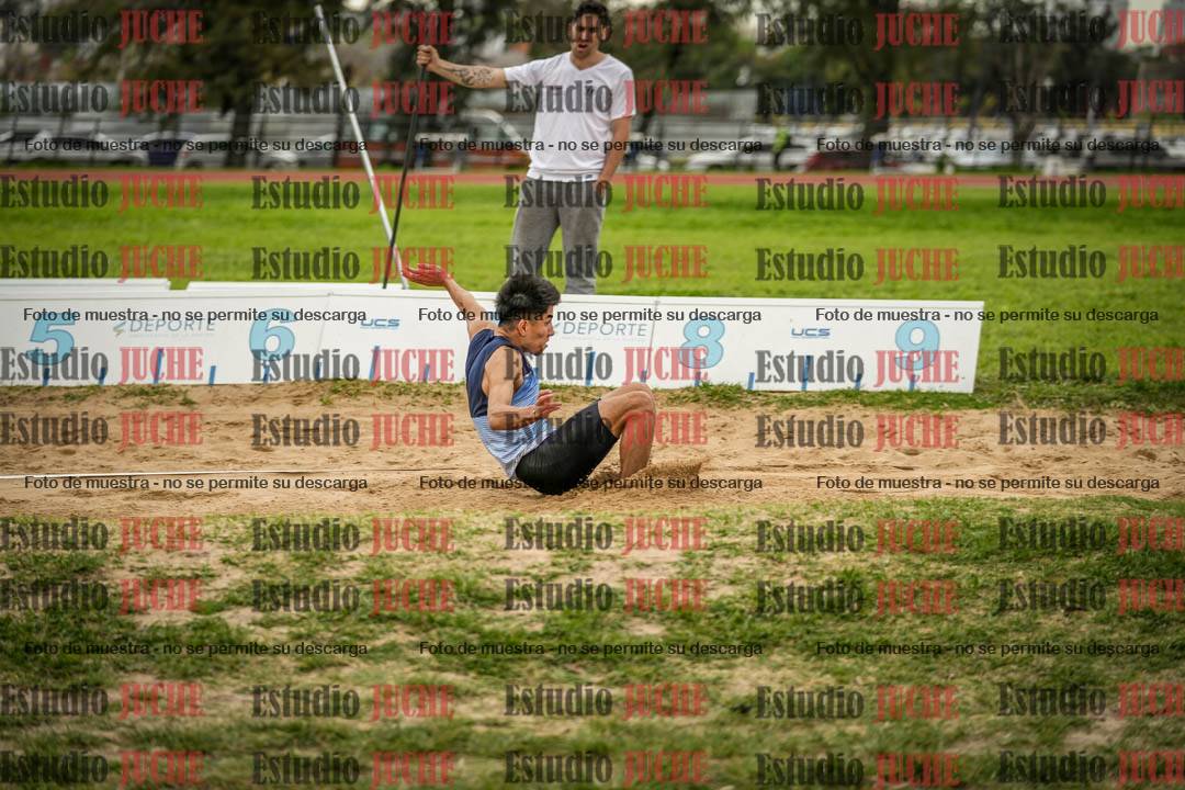 Fotos del salto en largo de varones