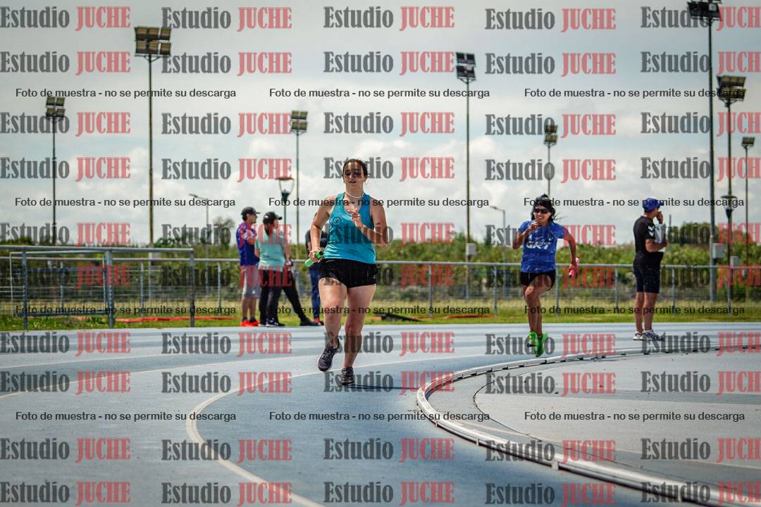 Fotos durante el transcurso de los relevos 20' para running teams - serie 1