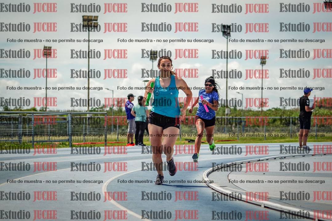 Fotos durante el transcurso de los relevos 20' para running teams - serie 1