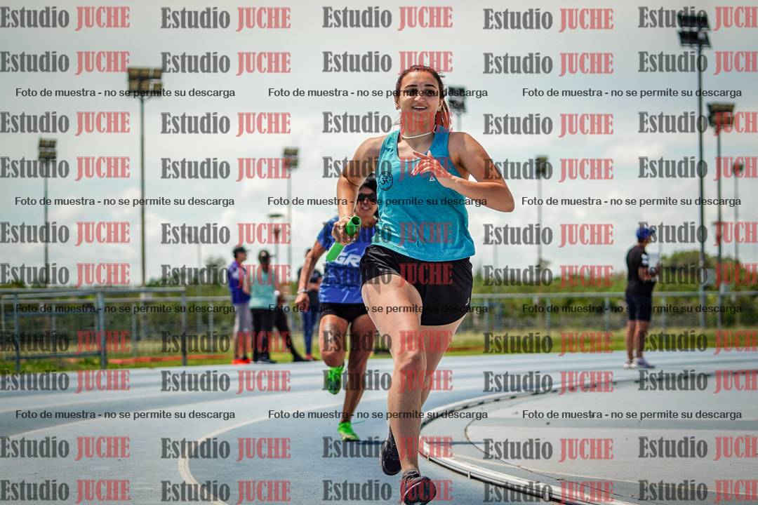 Fotos durante el transcurso de los relevos 20' para running teams - serie 1
