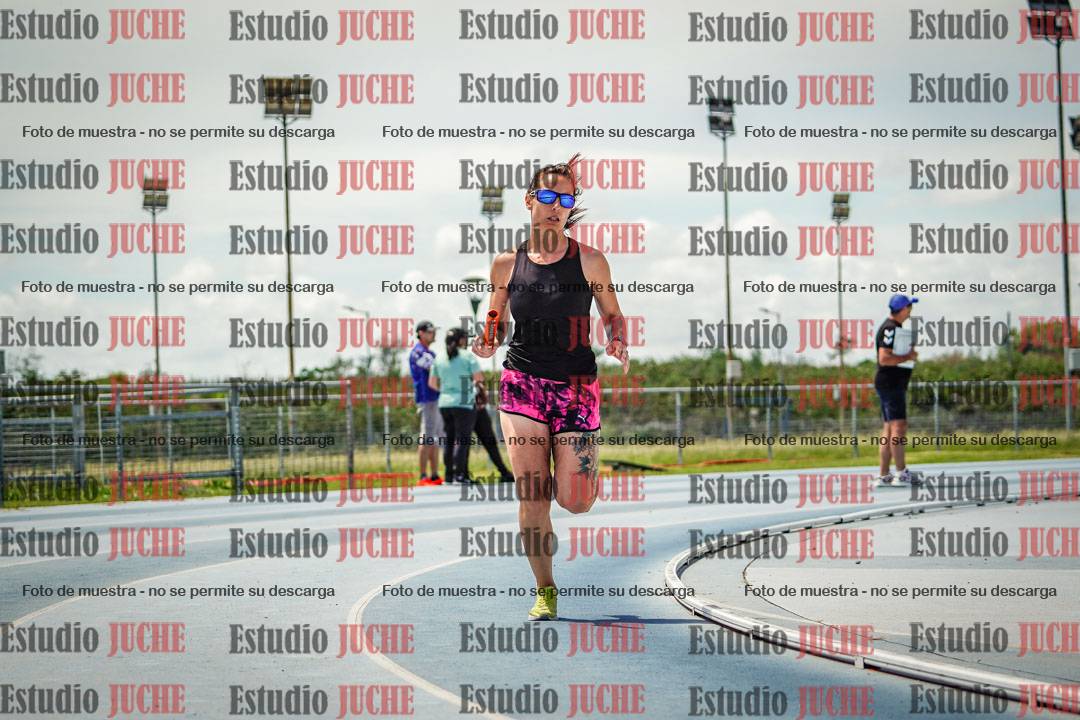 Fotos durante el transcurso de los relevos 20' para running teams - serie 1