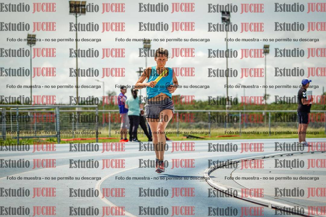 Fotos durante el transcurso de los relevos 20' para running teams - serie 1