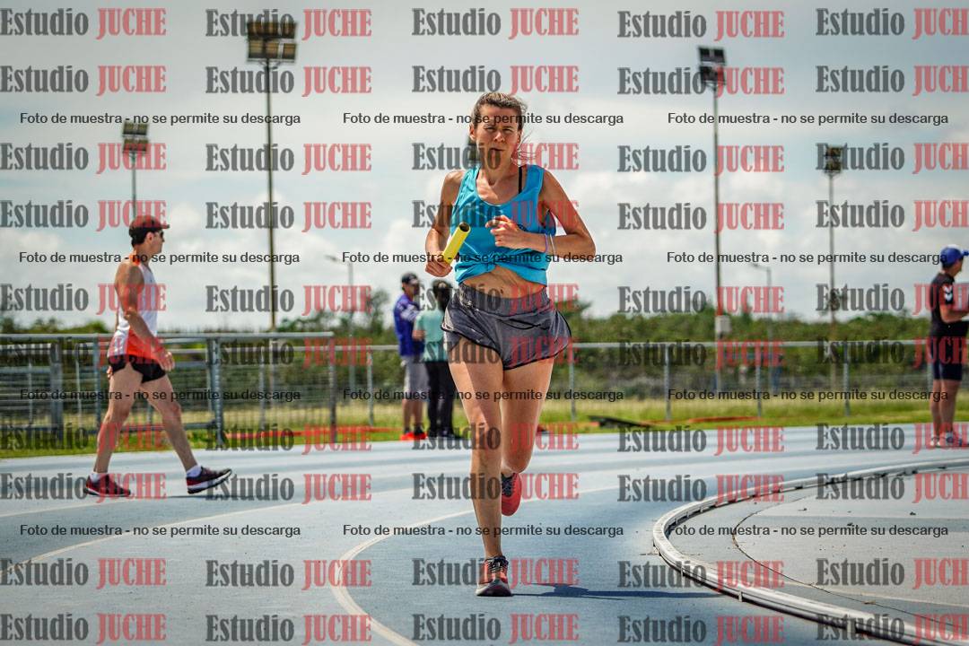 Fotos durante el transcurso de los relevos 20' para running teams - serie 1