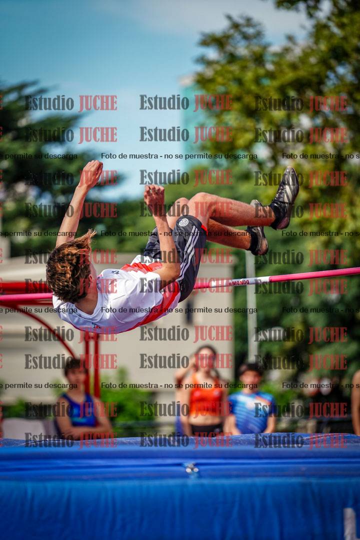 Fotos del salto en alto de mujeres y varones