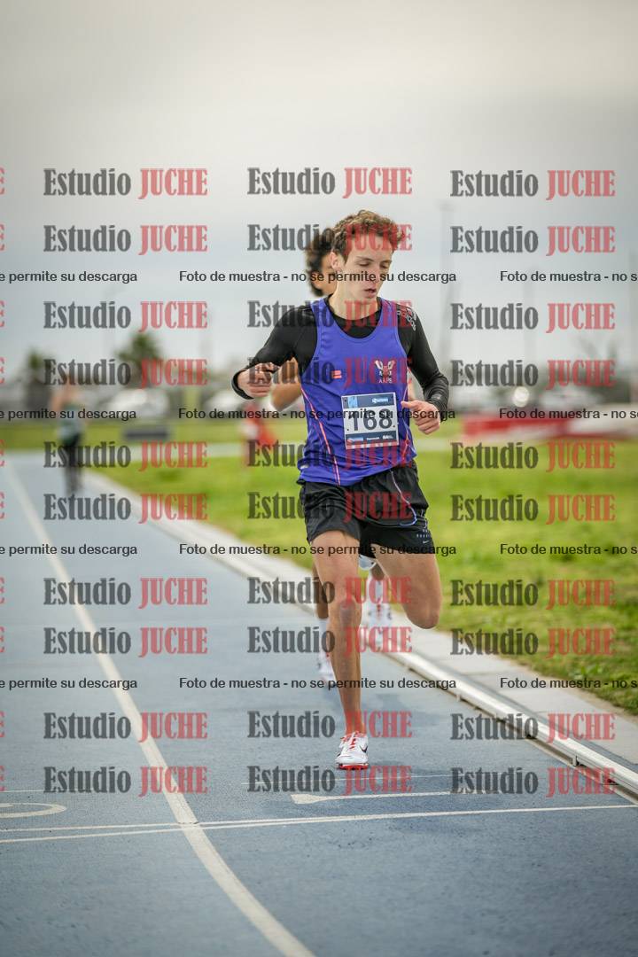 Fotos de los 800 m llanos de varones - U17