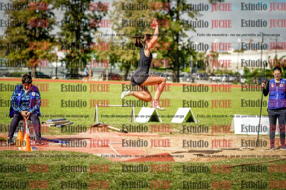 Fotos del salto en largo de mujeres