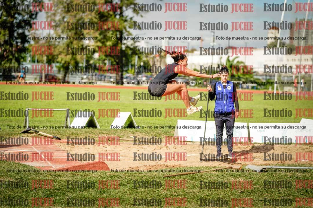 Fotos del salto en largo de mujeres