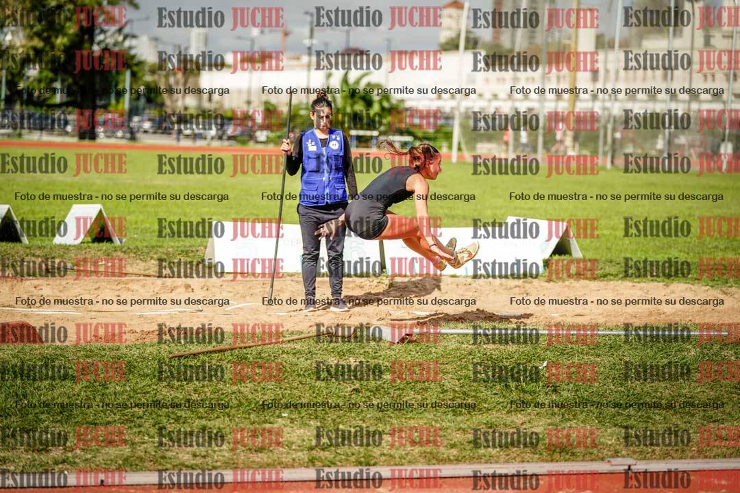 Fotos del salto en largo de mujeres