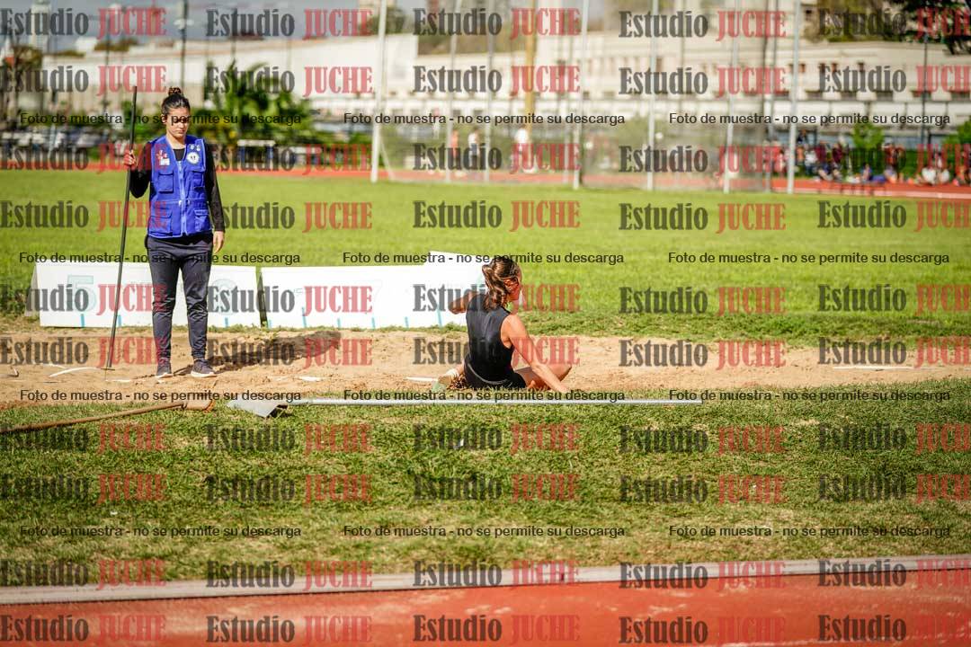 Fotos del salto en largo de mujeres