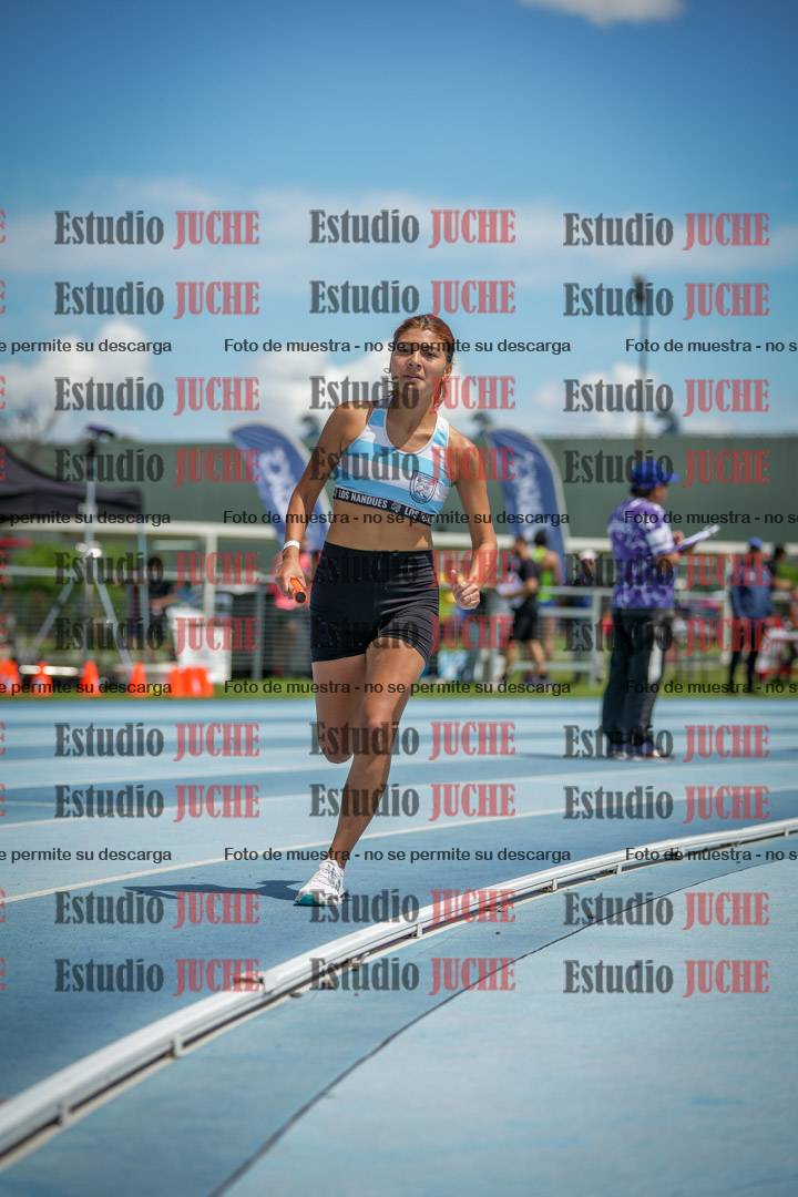 Fotos durante el transcurso de los relevos 20' para running teams - serie 1