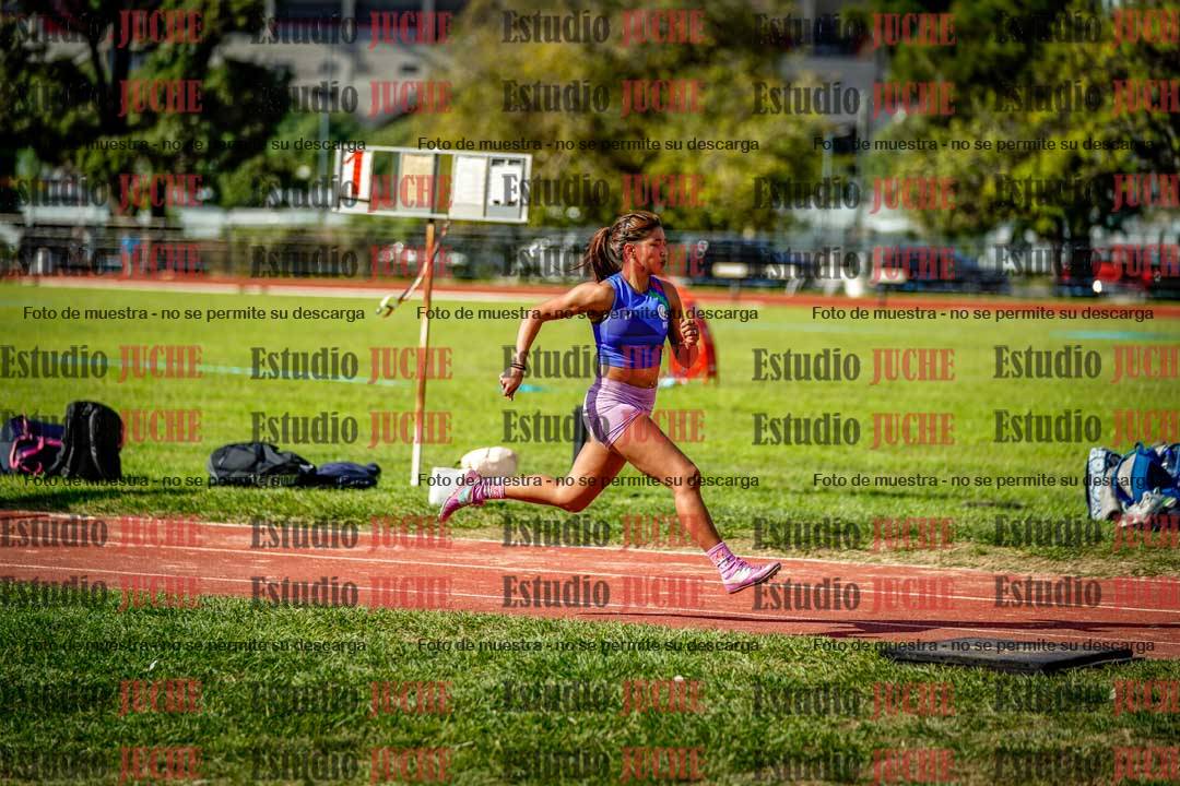 Fotos del salto en largo de mujeres