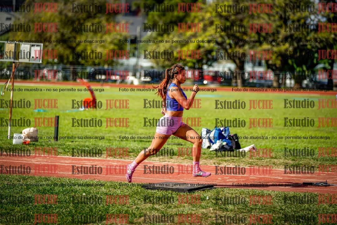 Fotos del salto en largo de mujeres