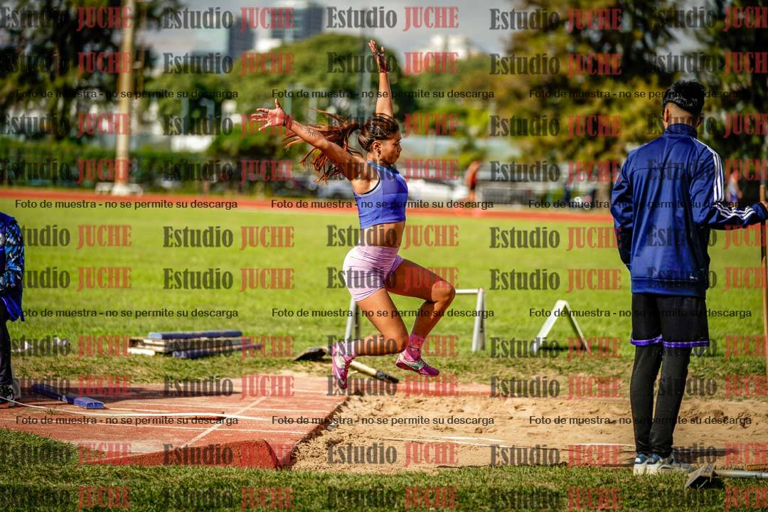 Fotos del salto en largo de mujeres