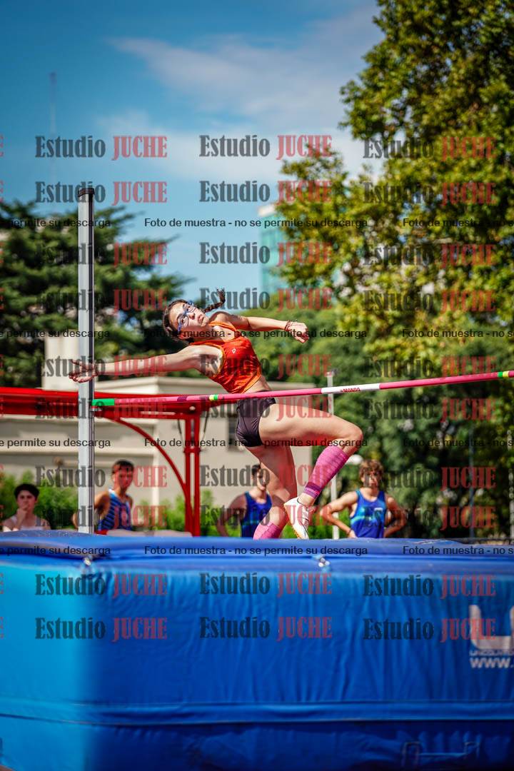 Fotos del salto en alto de mujeres y varones