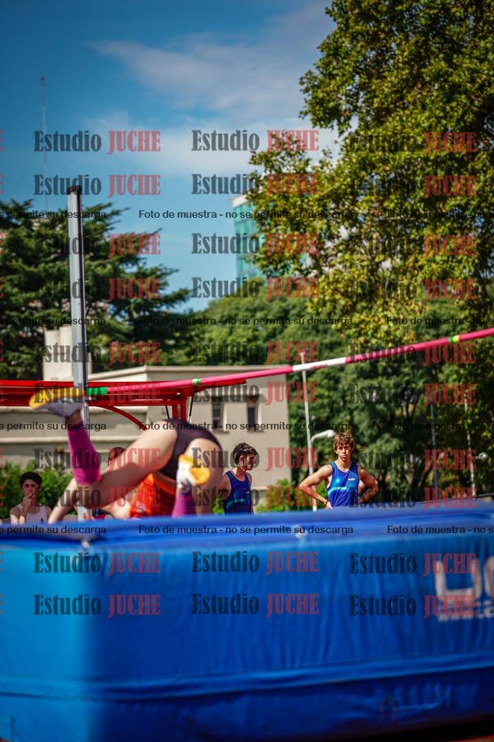 Fotos del salto en alto de mujeres y varones